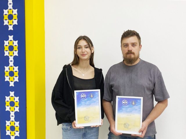 Переможниця конкурсу Олена Адамик та науковий керівник